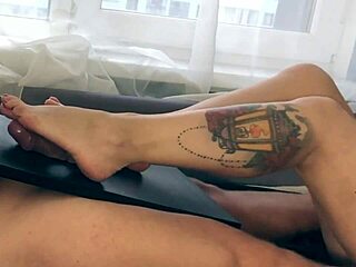 Domácí video se sexy milfou s horkými nohama