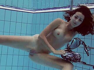 Sima Lastova, seorang wanita Eropah yang menarik, menikmati keseronokan di bawah air