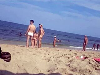 Raccolta di filmati nascosti su una spiaggia gay nuda