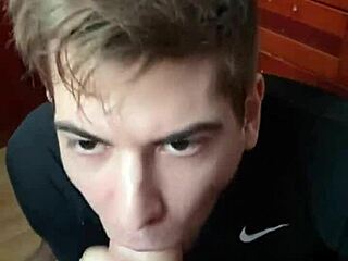 Gay porno video obsahuje roztomilého mladíka, ktorý fajčí obrovský penis svojho priateľa a dostane ho olizovať