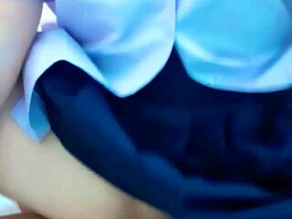En ung thailandsk elev får sin stramme fisse kneppet af sin vens hårde pik i denne hjemmelavede video