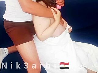 Аматьорската египетска майка Рами получава масаж на големите си естествени цици от приятеля на сина си