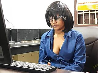 Video di Desi Chudai con la segretaria più sexy dell'ufficio