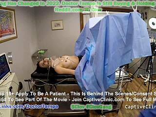 Stacy Shepard, zdravotná sestra, skúma panenstvo pacienta s pomocou lekára-tampasa