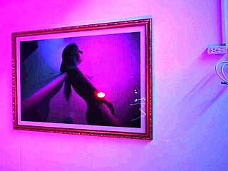 Аматерски порно видео из Колумбије приказује врућу пичку која се додирује