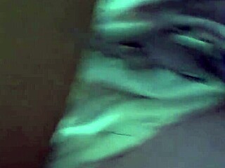 Curvisexs hausgemachte Masturbationssitzung endet mit dem Bettnässen