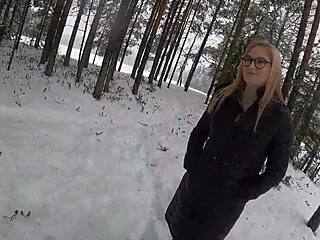 Красива блондинка се изцапа по време на снежна буря