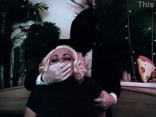 La bellezza dai capelli ricci Arya Grander domina in un video di sesso violento con il suo giovane schiavo
