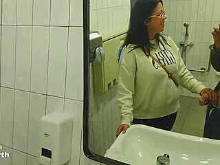 Starší muži a mladé ženy si užívají horký sex na veřejných toaletách