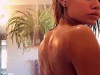 Jessa Rhodes, egy mellkas pornósztár, a melleivel és a zuhanyzással szórakozik