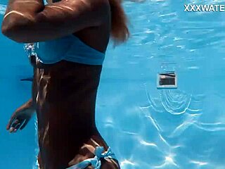 Remaja panas Candee Licious memamerkan tubuhnya yang juicy di kolam renang