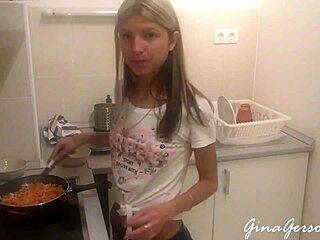 Kis orosz tinédzser Gina Gerson kielégíti konyhai vágyait