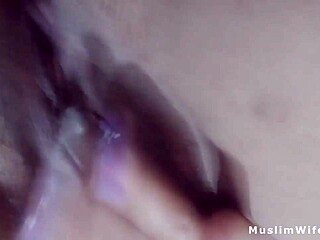 Mamá árabe caliente en hijab se masturba y eyacula en la webcam
