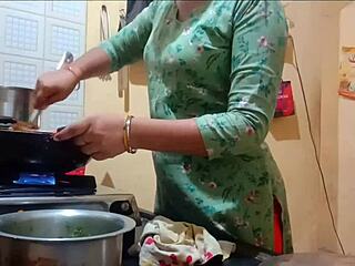 Голямата задница на индийската съпруга се чука, докато готви