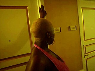 Африканската красавица получава путката си изпълнена от голям кур в Лас Вегас