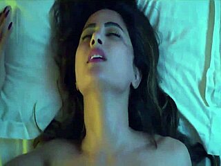 Η Ινδή ηθοποιός Hina Khans για πρώτη φορά στην κάμερα σε μια καυτή σκηνή σεξ