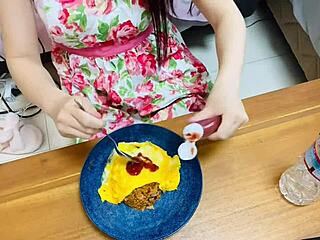 Аматьорска двойка прави omurice в домашно видео