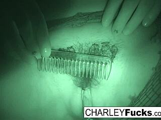 Raziskujte Charley Chase z velikimi joški in ritjo v tem golem videu