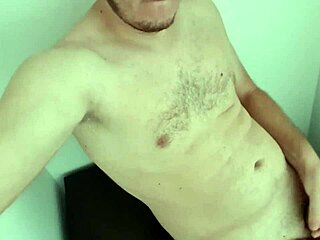Gay teen neobrezaný penis si zacvičí v sólovom videu