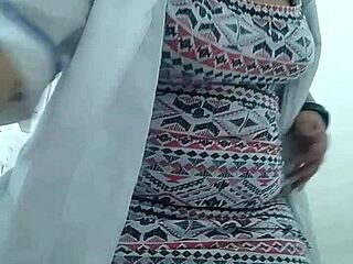 MILF madura Micaela mostra sua bunda grande e seios naturais em um vídeo de farmácia
