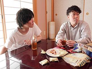 אישה יפנית מבוגרת בוגדת בבעלה עם חבר בנה
