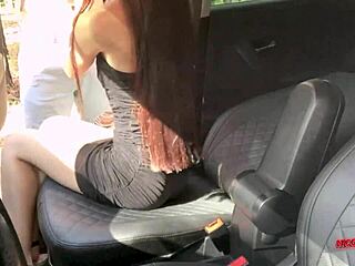 POV-video av bakfra og cowgirl-sex i bilen