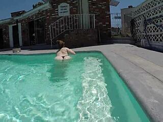 Η Gigi Breezes Πίπα δίπλα στην πισίνα σε στυλ POV