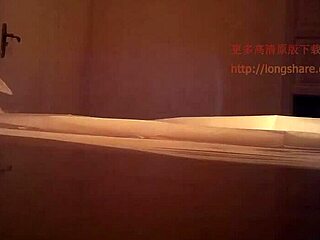 Azijska manekenka Liu razkrije svoje osupljive prsi za osupljivo fafanje v tem predogledu hotelske sobe