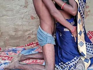 Indisk babe blir naken och njuter av grov sex med stor kuk