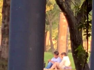 Sexo público al aire libre en un campo de fresa