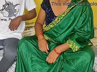 Przyrodnia siostra daje swojemu przyrodniemu bratu surowe karmienie jedzeniem i cipką w hindi wideo