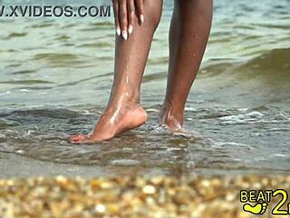 Jonge brunette tiener pronkt met haar tenen en voeten op hakken in het park