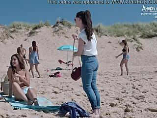 สาวสเปนที่มีหน้าอกเล็กถูกเย็ดและสกปรกบนชายหาด
