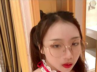 Menajera asiatică Mistress Cao Cao în uniformă roșie și albă, servindu-și emoțional amanta