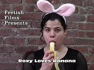 Roxys fetiš pro banány a králičí uši
