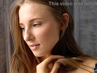 Ruská teen modelka v zmyselnom sólovom striptízovom videu pre Playboy