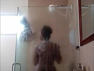 Ebony meisje laat per ongeluk een dildo vallen onder de douche, wat een hilarisch moment veroorzaakt - Mastermeat1