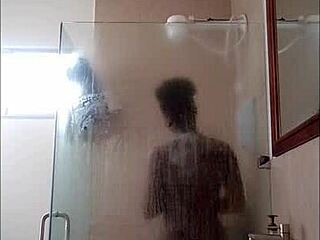 נערת אבוני מפילה בטעות דילדו במקלחת, וגורמת לרגע מצחיק - Mastermeat1