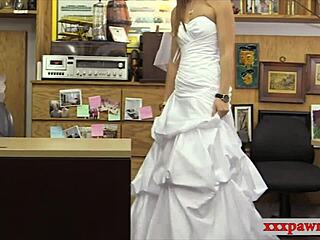 Η σέξι ξανθιά νύφη-θα-καταγραφεί στην κάμερα σε καυτή συνάντηση