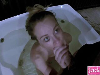 Amatööri pari tutkii BDSM hot tub ulkona