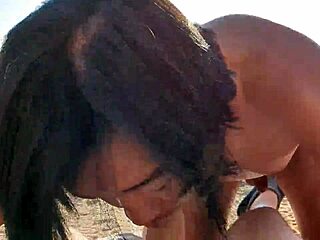 رجل آسيوي عاري يعطي اللسان العميق لرجل أبيض على شاطئ البحر الأبيض المتوسط