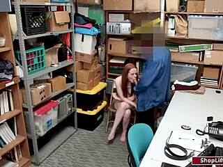 Pegawai matang menikmati seks dengan wanita berambut merah yang tertindik di pejabat