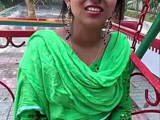 Frumusețea din Bangladesh devine obraznică cu dildo-ul prietenelor ei
